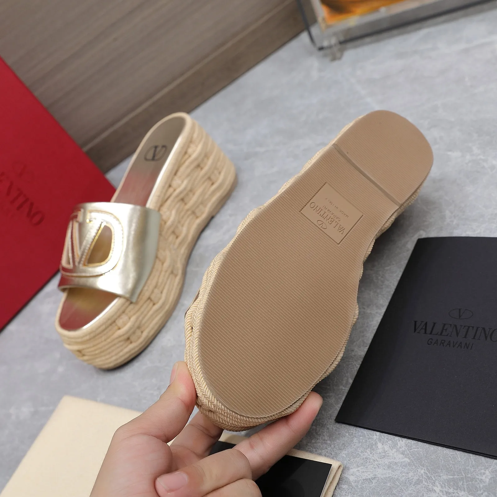 👟👟Ex-factory price 640👟👟The highest version💯💯💯 2024 early spring counter catwalk style updated simultaneously 💗Valentino💗Valentino Wedge hemp rope bottom slippers/follow-up sandals series ——————————Top version Super creative craft design highlights the brand’s unique style, luxury fashion and highly recognizable Exquisite round head, perfect side arc, extremely pure taste, ladylike temperament and full of femininity‼ ️ Upper: Made of imported cowhide. Lining: Made of mixed sheepskin. Italian imported cowhide outsole. Wedge heel back height: 8.5CM. Front height: 5.5CM. Code number: 35-41 (41 customized)